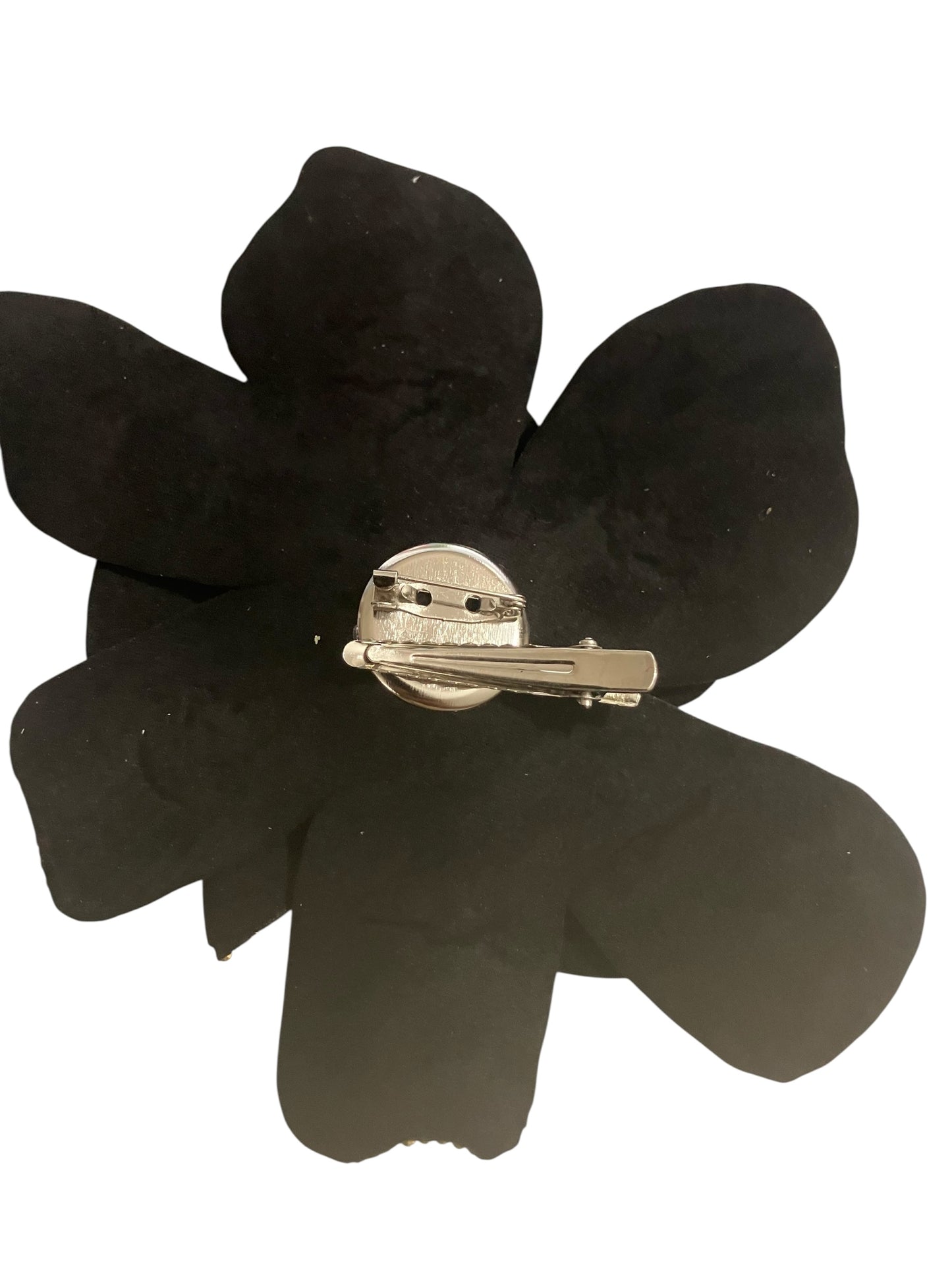 back view of theaka brooch hair clip