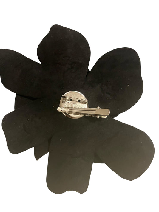 back view of theaka brooch hair clip